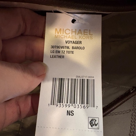 Michael Kors Voyager Large- Barolo - Picture 2 of 11